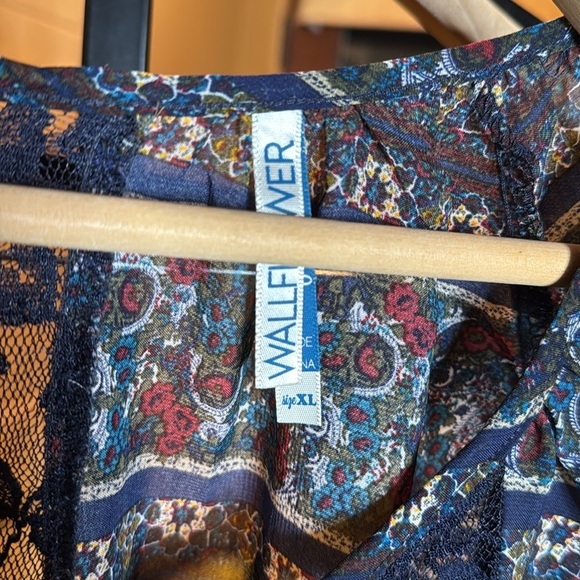 Wallflower Blue Floral Semi Sheer Lace Button Up Blouse Size XL - Picture 6 of 8